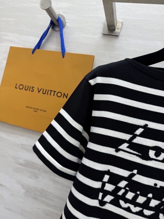 T-shirt women's фото 6