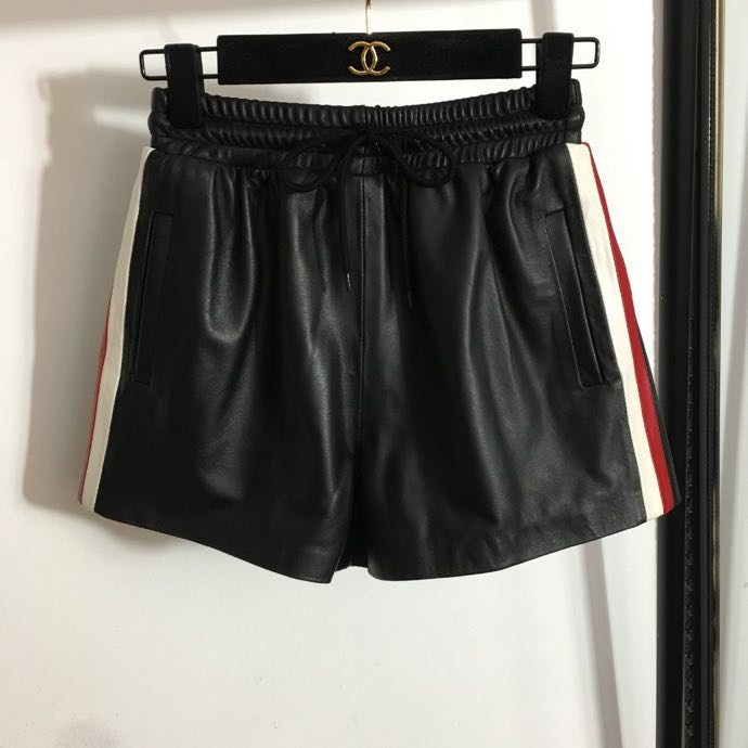 Shorts, natural leather