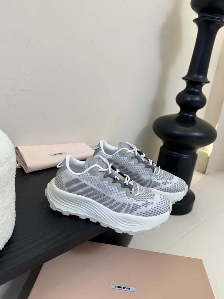 Кросівки жіночі фото 2