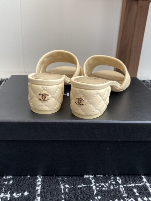 Шлепанцы женские фото 8