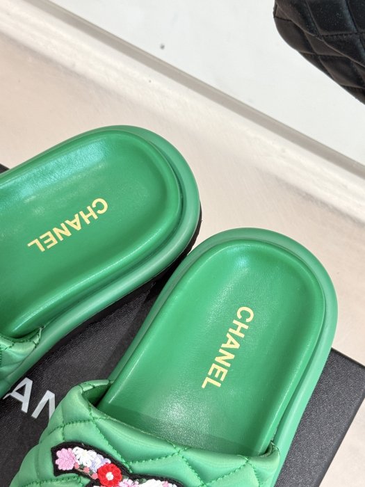 Шлепанцы фото 8