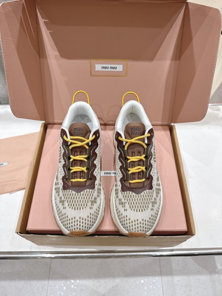 Кроссовки женские