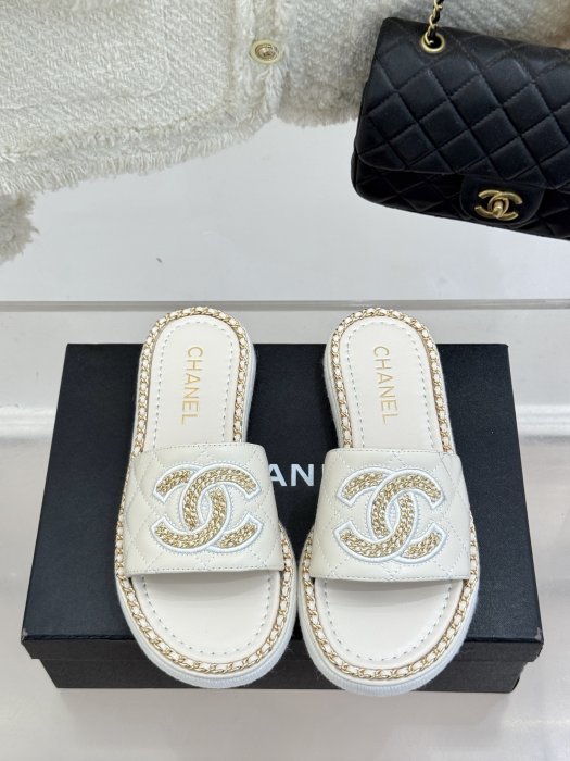 Шлепанцы женские фото 4