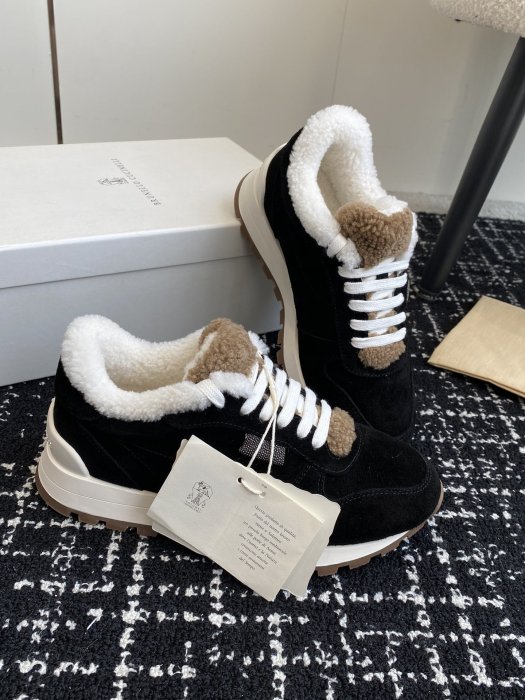 Sneakers women's on fur фото 3