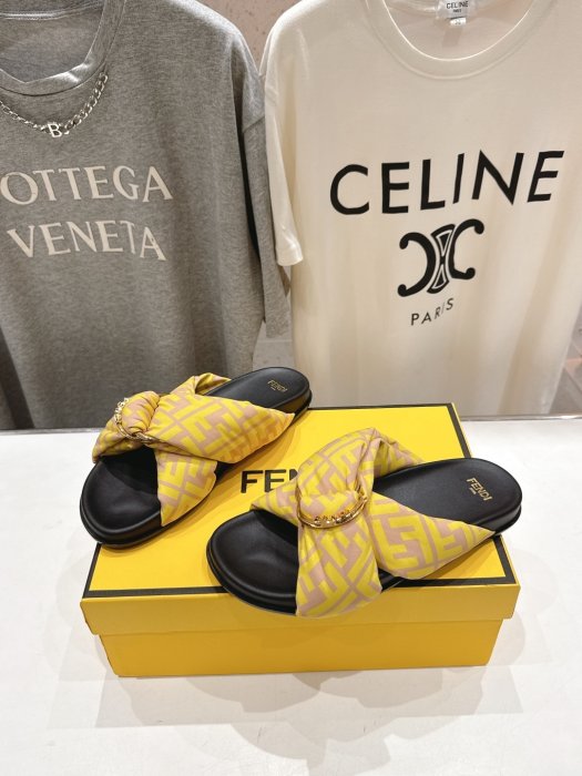 Шлепанцы женские фото 3