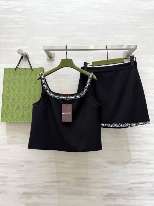 Костюм жіночий