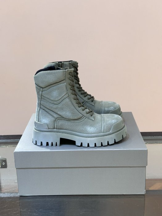 Boots men s Balenciaga buy for 176 EUR in the UKRFashion store. luxury goods brand Balenciaga. Best quality