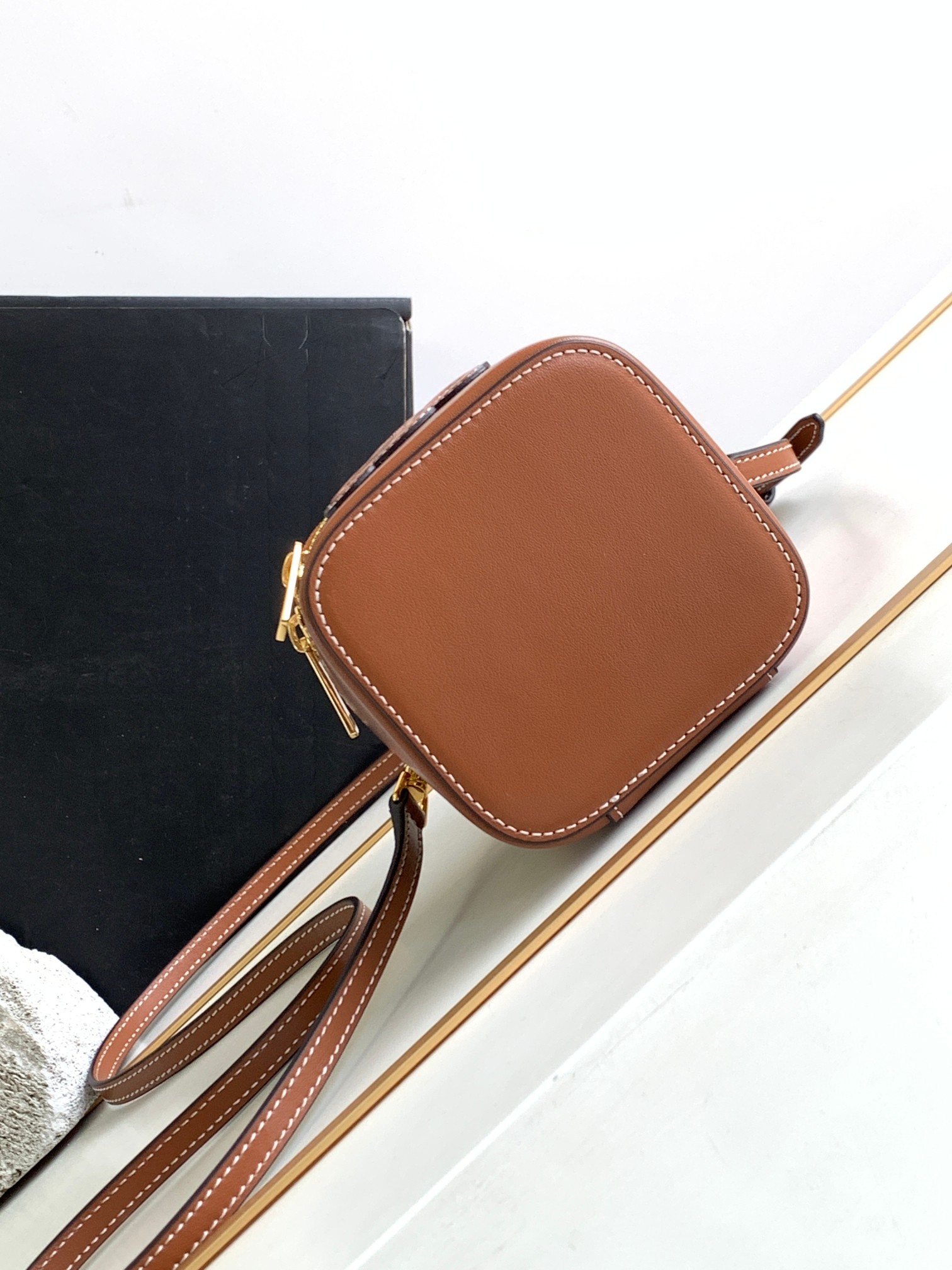 Сумка SQUARE VANITY CASE IN TRIOMPHE CANVAS AND CALFSKIN фото 4