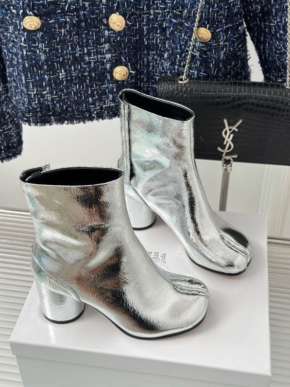 Кожаные женские ботинки с раздвоенным носком серебряные фото 5
