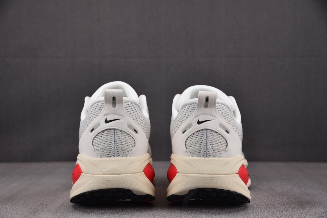 Кроссовки Vomero 18 Platinum Tint Siren Red Light Smoke Grey Metallic фото 5