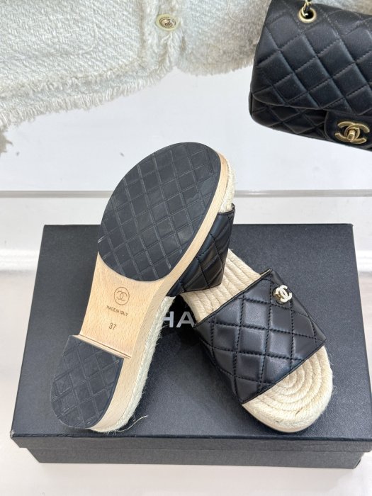 Шльопанці жіночі фото 9