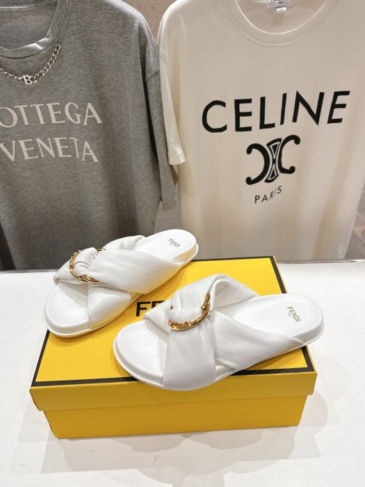 Шлепанцы женские фото 3