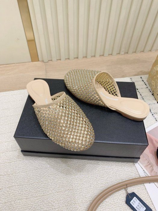 Шлепанцы женские фото 2