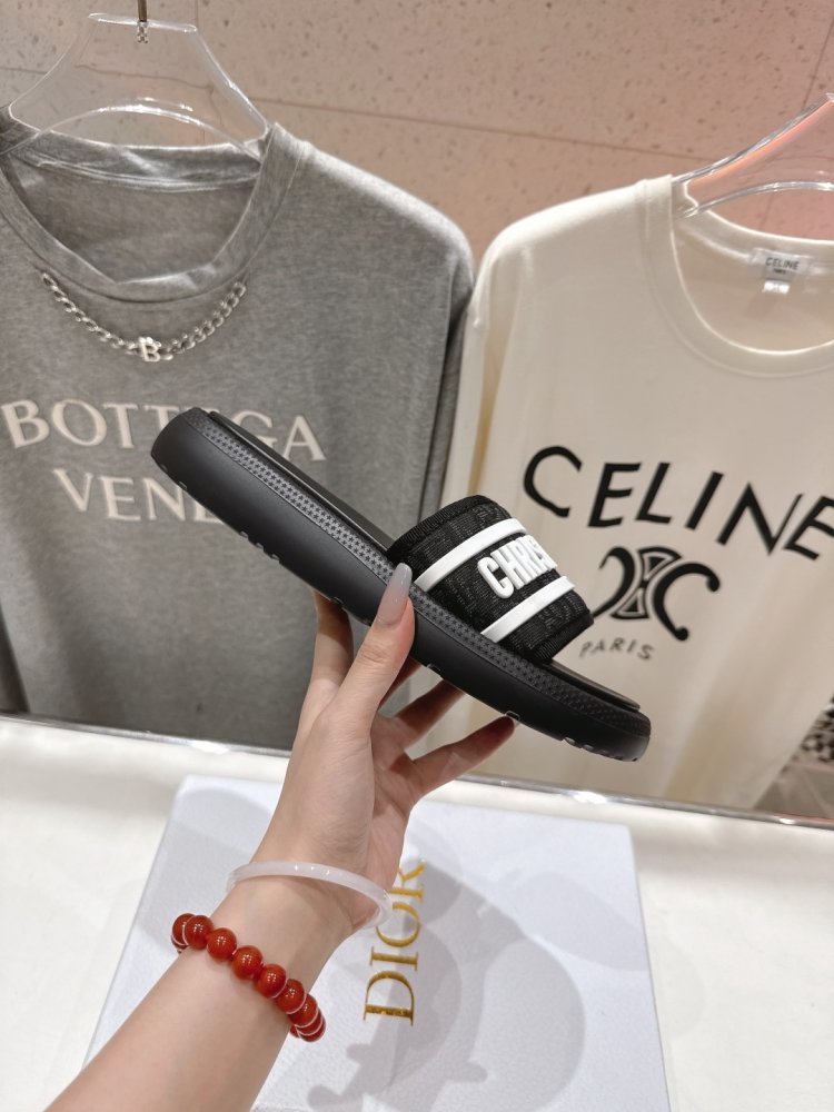 Шлепанцы женские фото 5