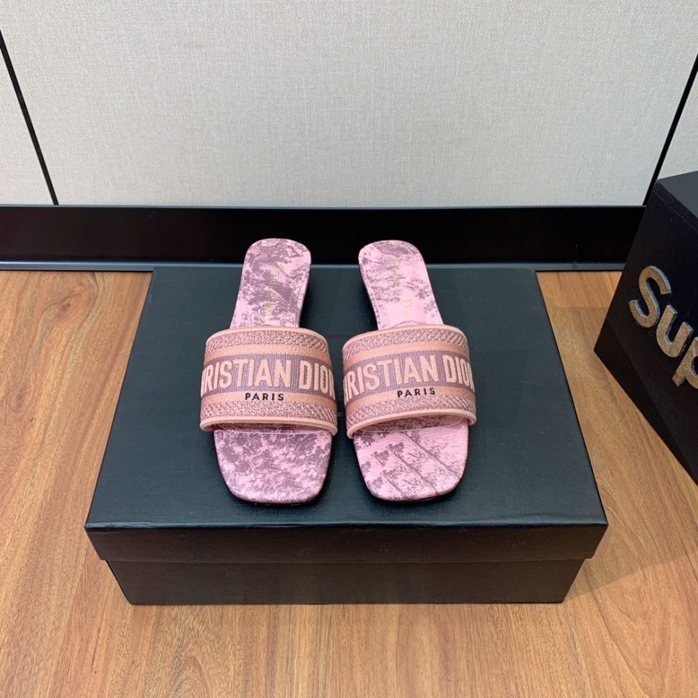 Шлепанцы женские фото 8