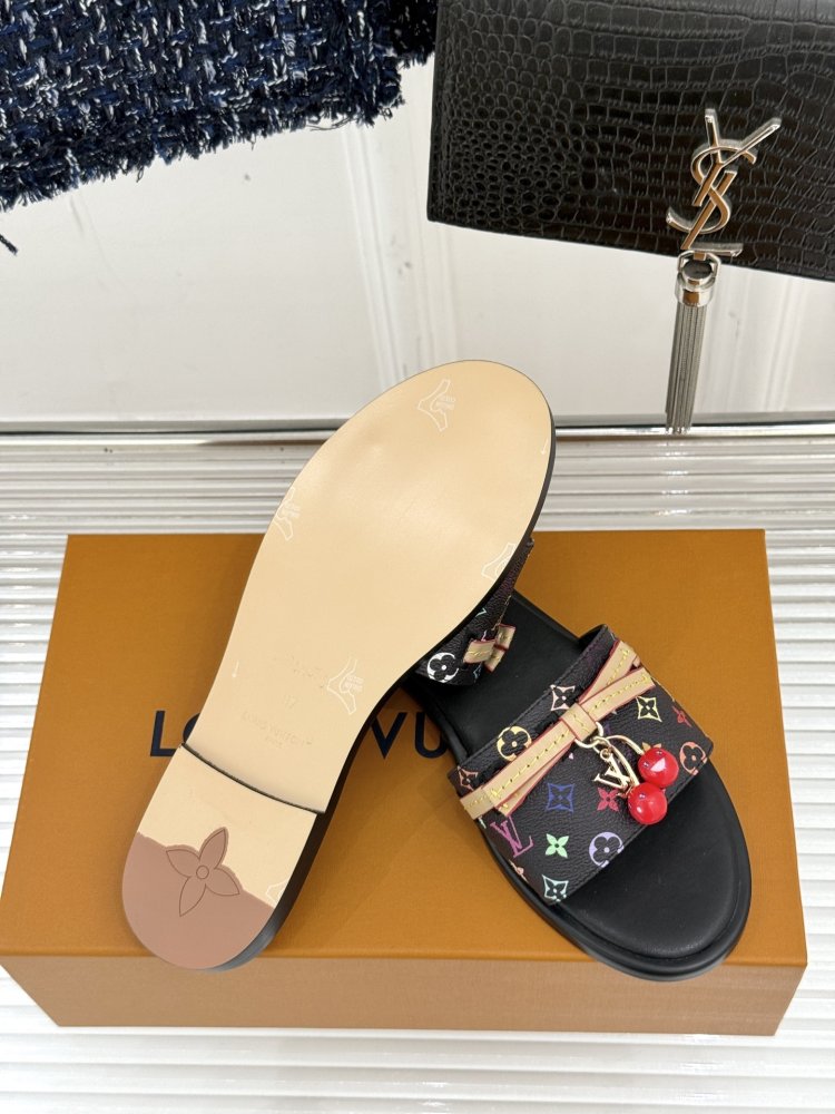 Шльопанці жіночі фото 9