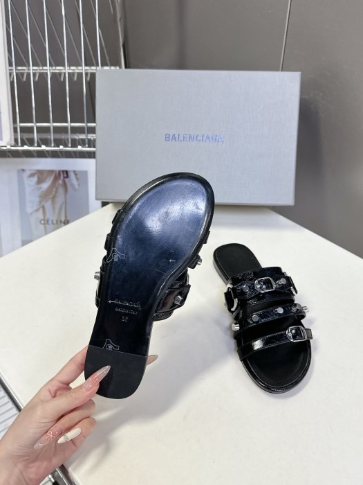 Шльопанці жіночі фото 9