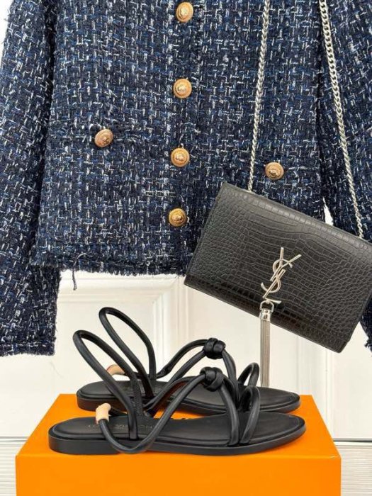 Сандалі жіночі