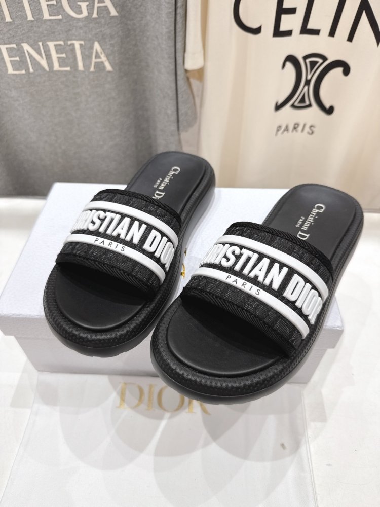 Шлепанцы женские фото 7