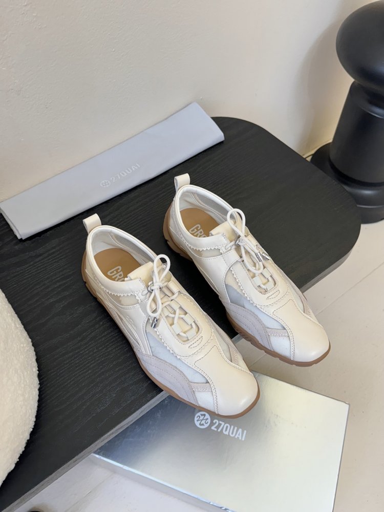 Кросівки жіночі