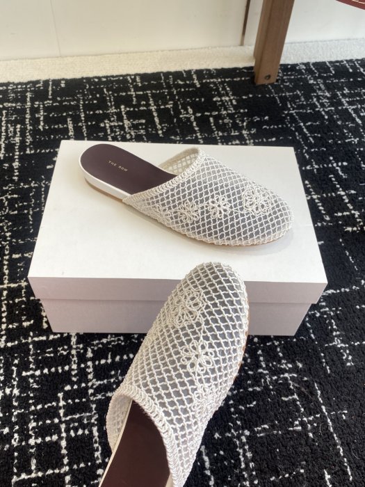 Шлепанцы женские фото 6