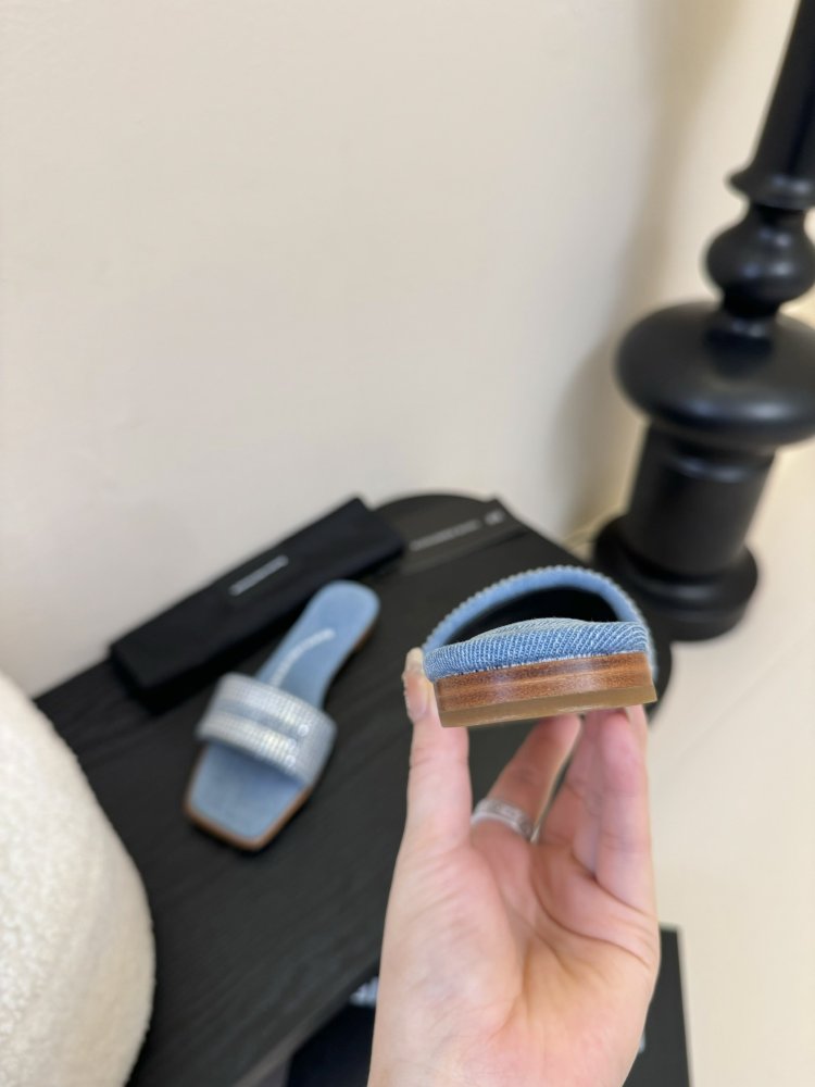 Шлепанцы женские фото 7