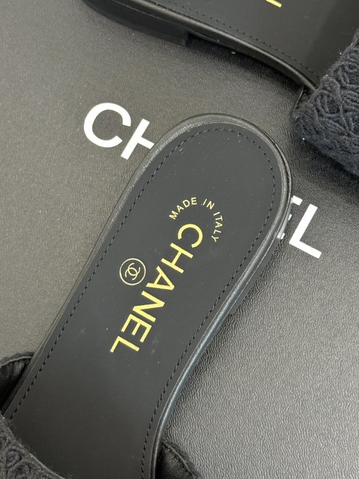 Шлепанцы женские фото 8