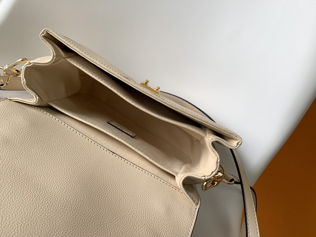 A bag Pochette Metis Shoulder bag 25 cm фото 8