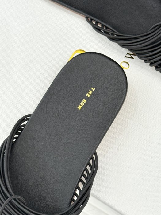 Шлепанцы женские фото 8