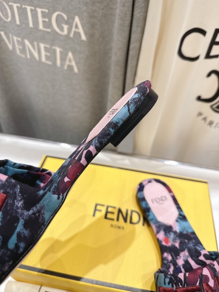 Шлепанцы женские фото 8