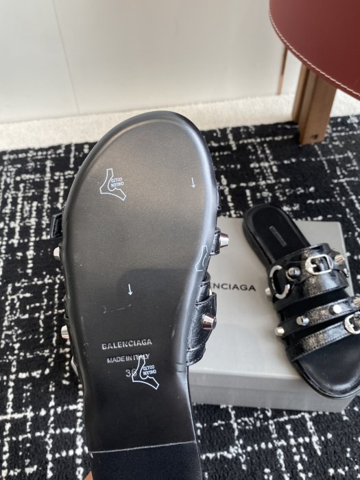 Шлепанцы женские фото 9