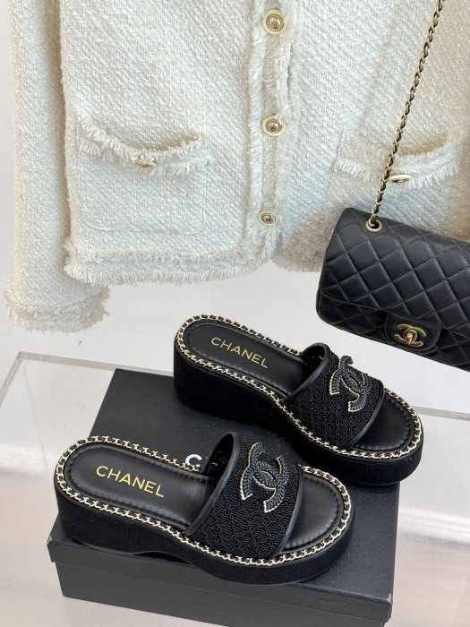 Шлепанцы женские фото 3