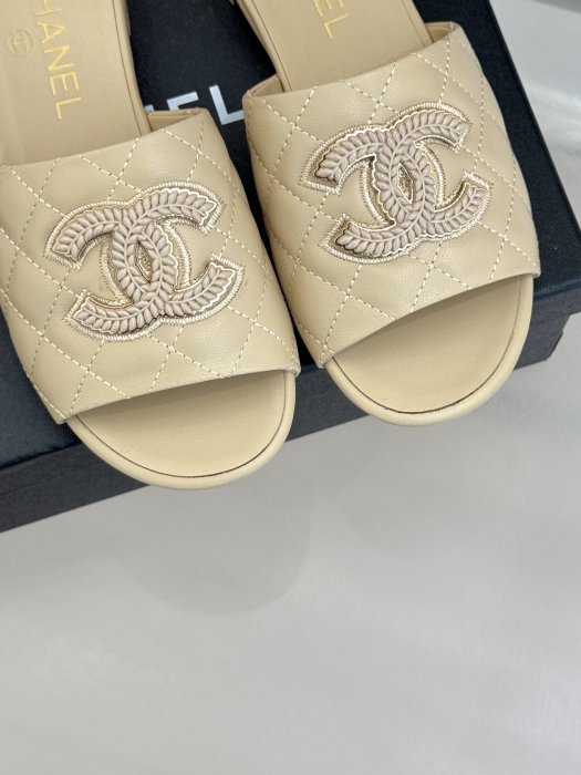 Шлепанцы фото 7