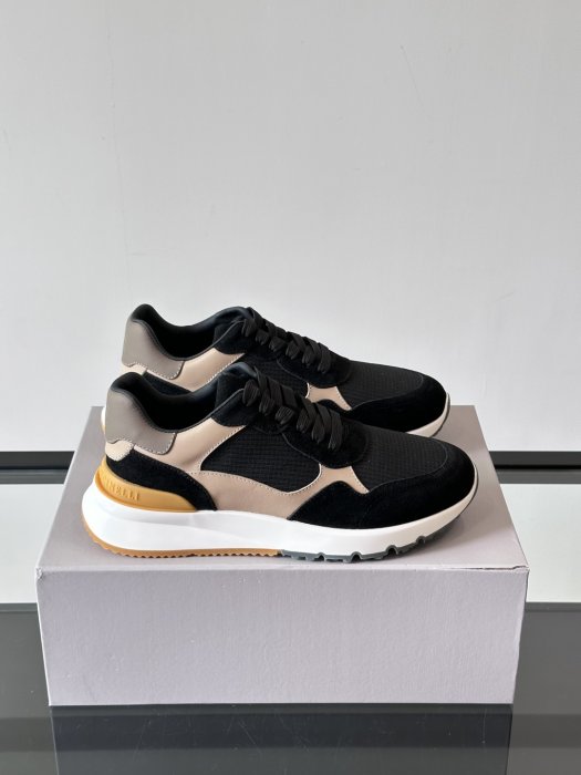 Кросівки чоловічі