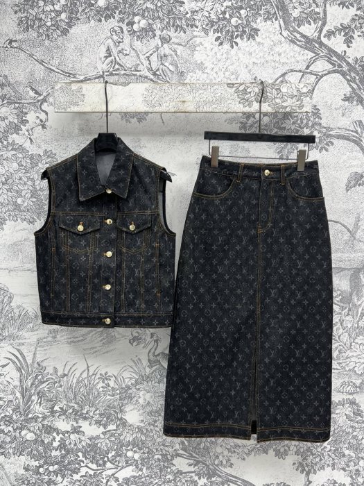 Костюм женский