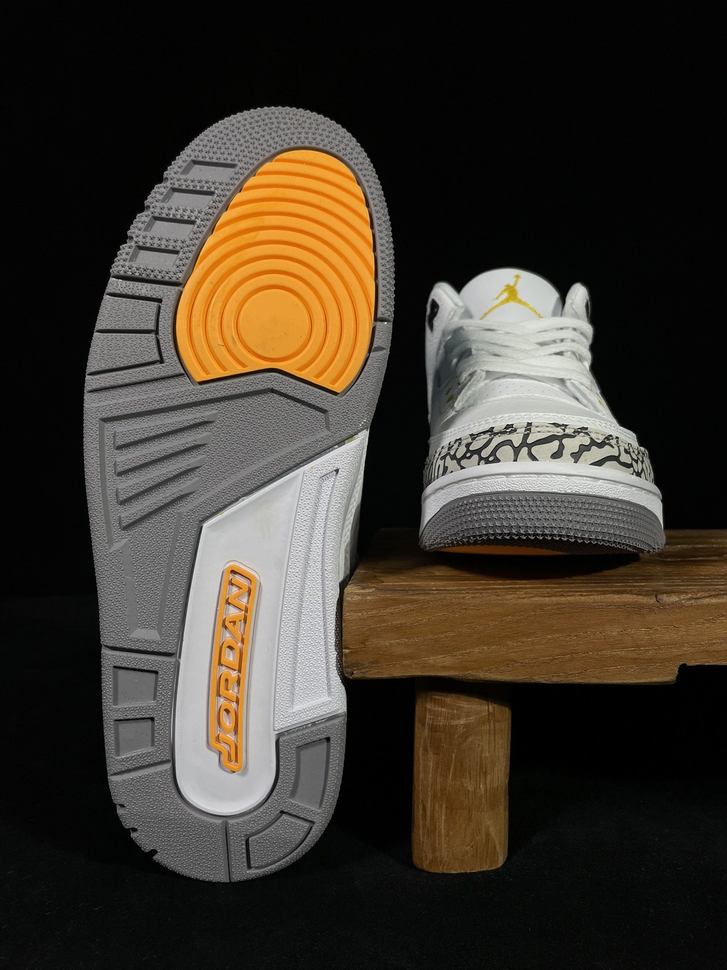 Кроссовки Air Jordan 3 Retro Laser Orange фото 3