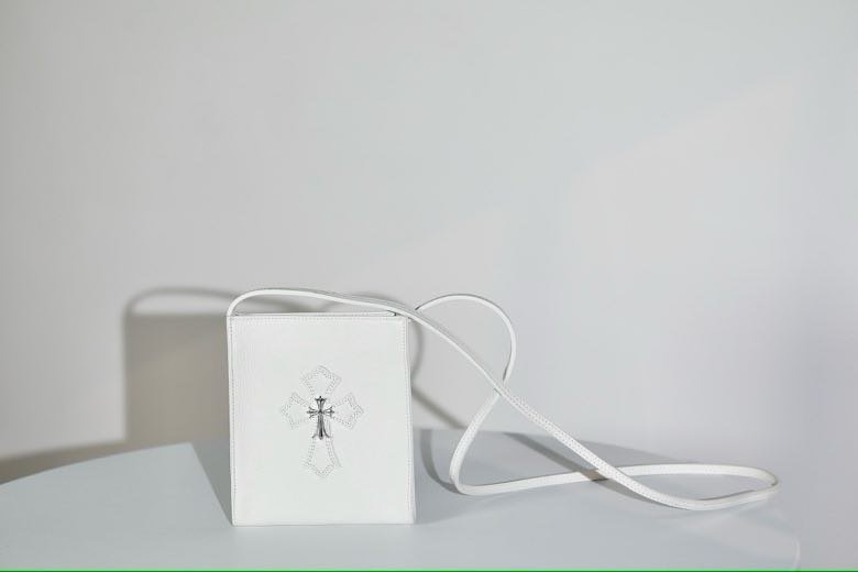 White a bag across shoulder фото 4