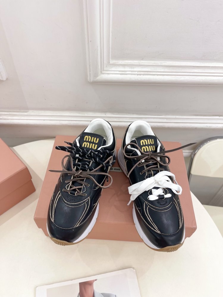 Кроссовки женские