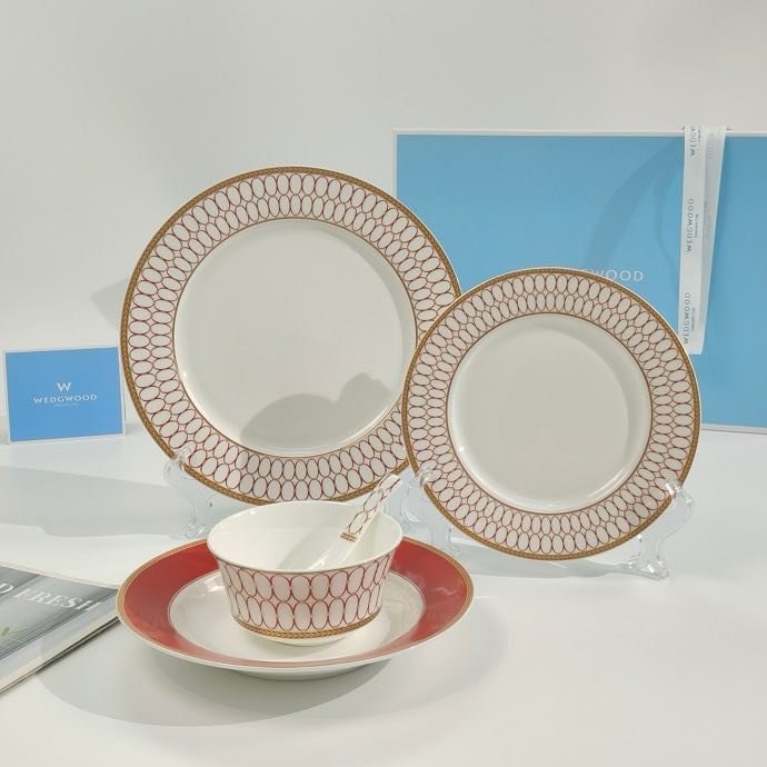 Set crockery of bone porcelain