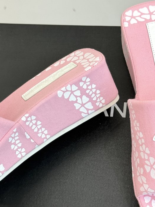 Шлепанцы женские фото 6