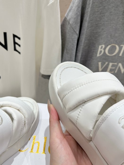 Шльопанці жіночі фото 7