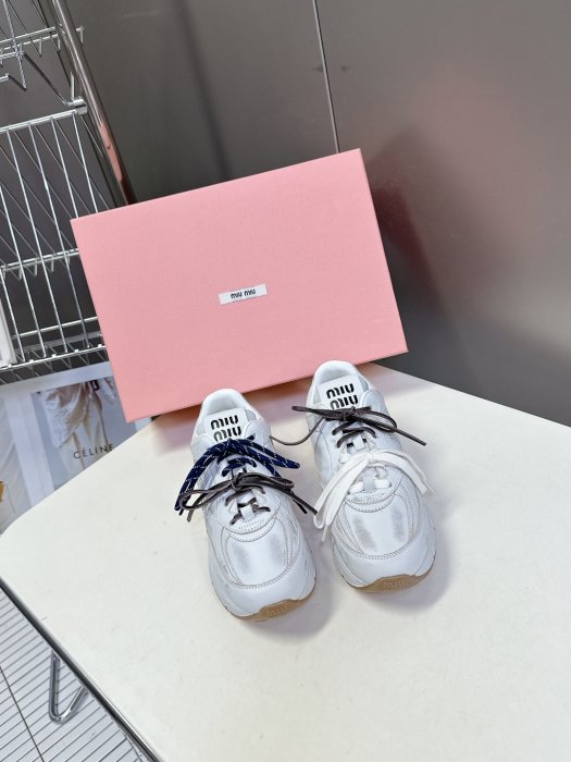 Кроссовки женские