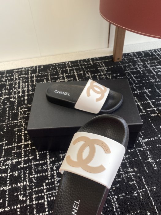 Шлепанцы женские фото 6