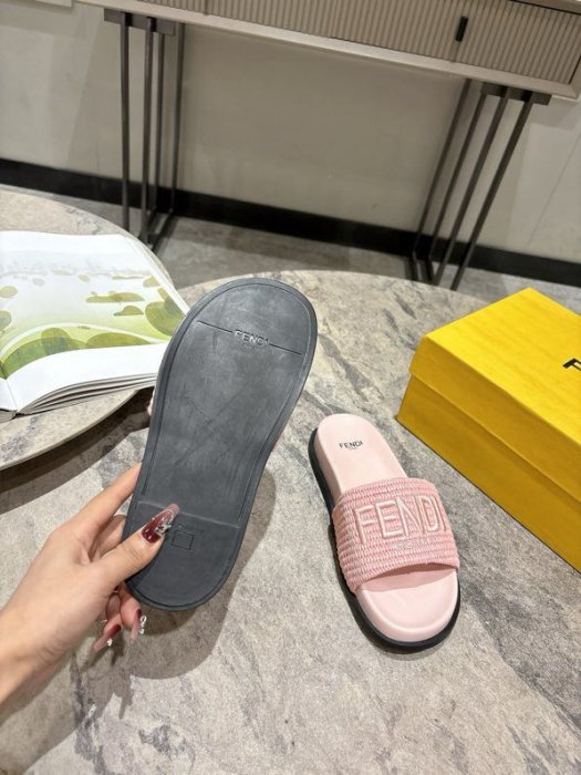 Шлепанцы женские фото 7