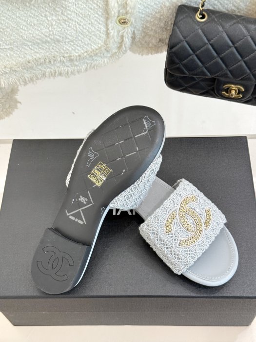 Шлепанцы женские фото 9