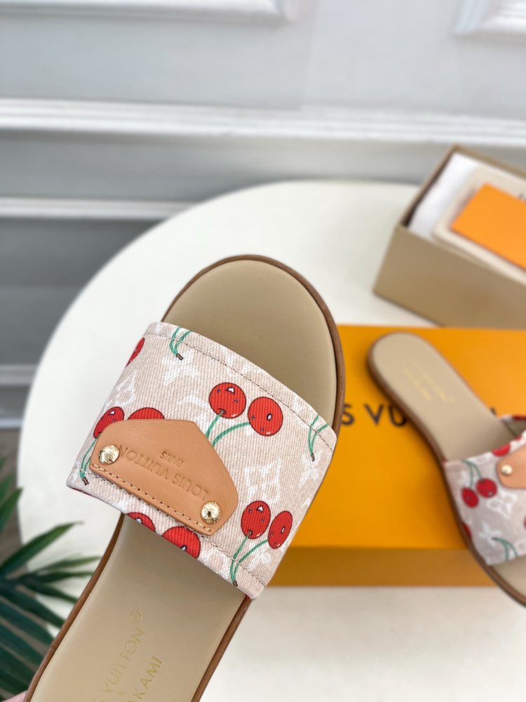 Шлепанцы женские фото 6