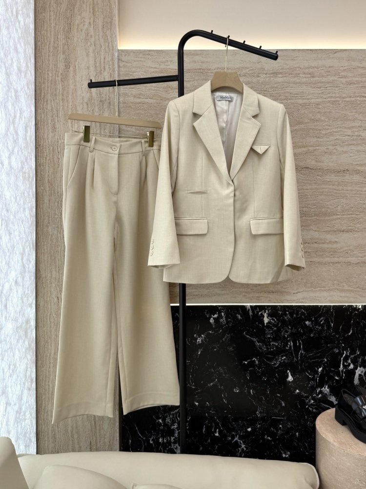 Костюм женский