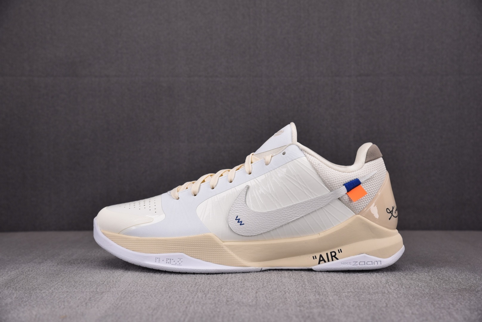 Sneakers Off White x NK Zoom Kobe ZK5 DB4796-101