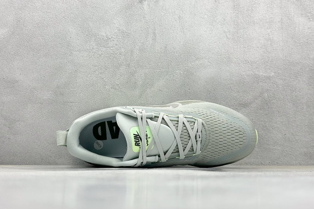 Кроссовки Zoom VOMERO 18 фото 3