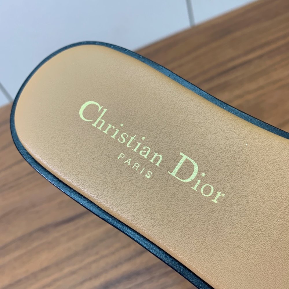 Шлепанцы женские фото 7